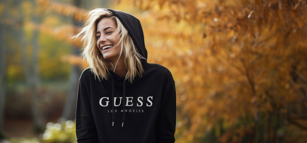 bluza damska guess czarna z kapturem kangurka