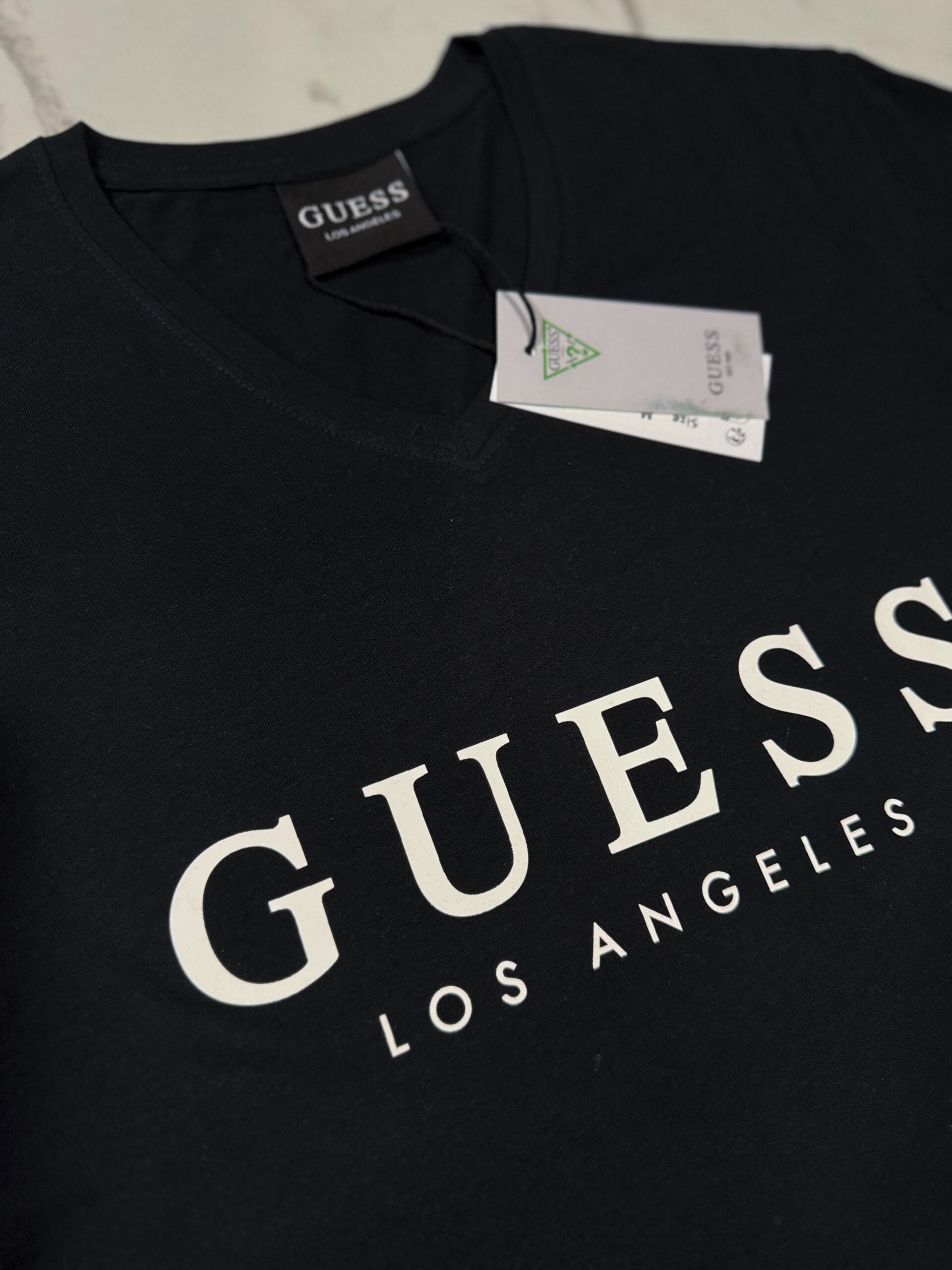 Koszulka Damska Guess Czarna Dekolt V - obrazek 5