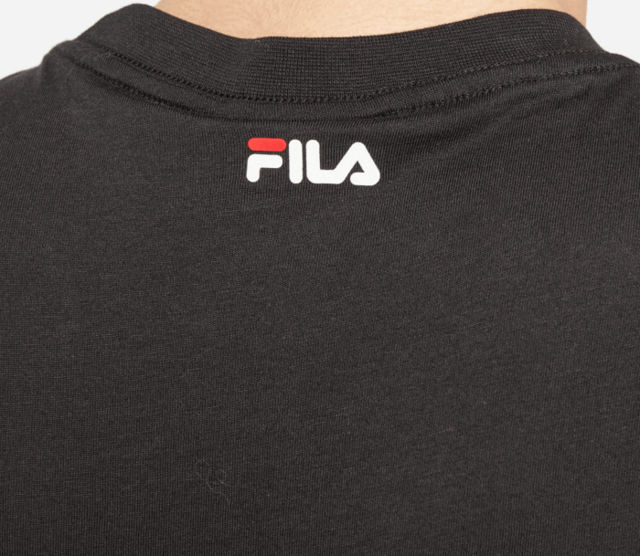 T-shirt FILA w kolorze czarnym, wykonany z 100% bawełny o gramaturze 155 g/m2. Wyposażony w okrągły dekolt i prezentujący bardzo trwały print farbowany na froncie. Idealny wybór dla osób ceniących komfort i styl.