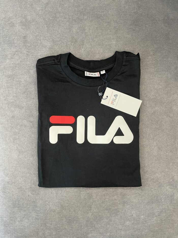 T-shirt FILA w kolorze czarnym, wykonany z 100% bawełny o gramaturze 155 g/m2. Wyposażony w okrągły dekolt i prezentujący bardzo trwały print farbowany na froncie. Idealny wybór dla osób ceniących komfort i styl.