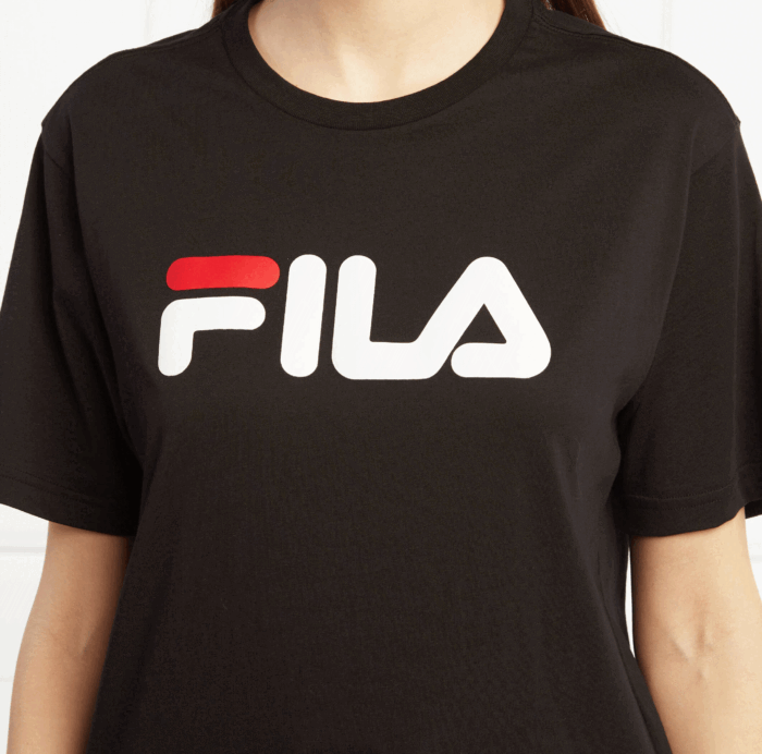 T-shirt FILA w kolorze czarnym, wykonany z 100% bawełny o gramaturze 155 g/m2. Wyposażony w okrągły dekolt i prezentujący bardzo trwały print farbowany na froncie. Idealny wybór dla osób ceniących komfort i styl.