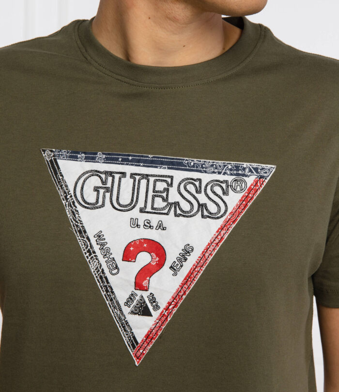 T-shirt Guess z 100% bawełny, fason regular fit, okrągły dekolt na każdą okazję.